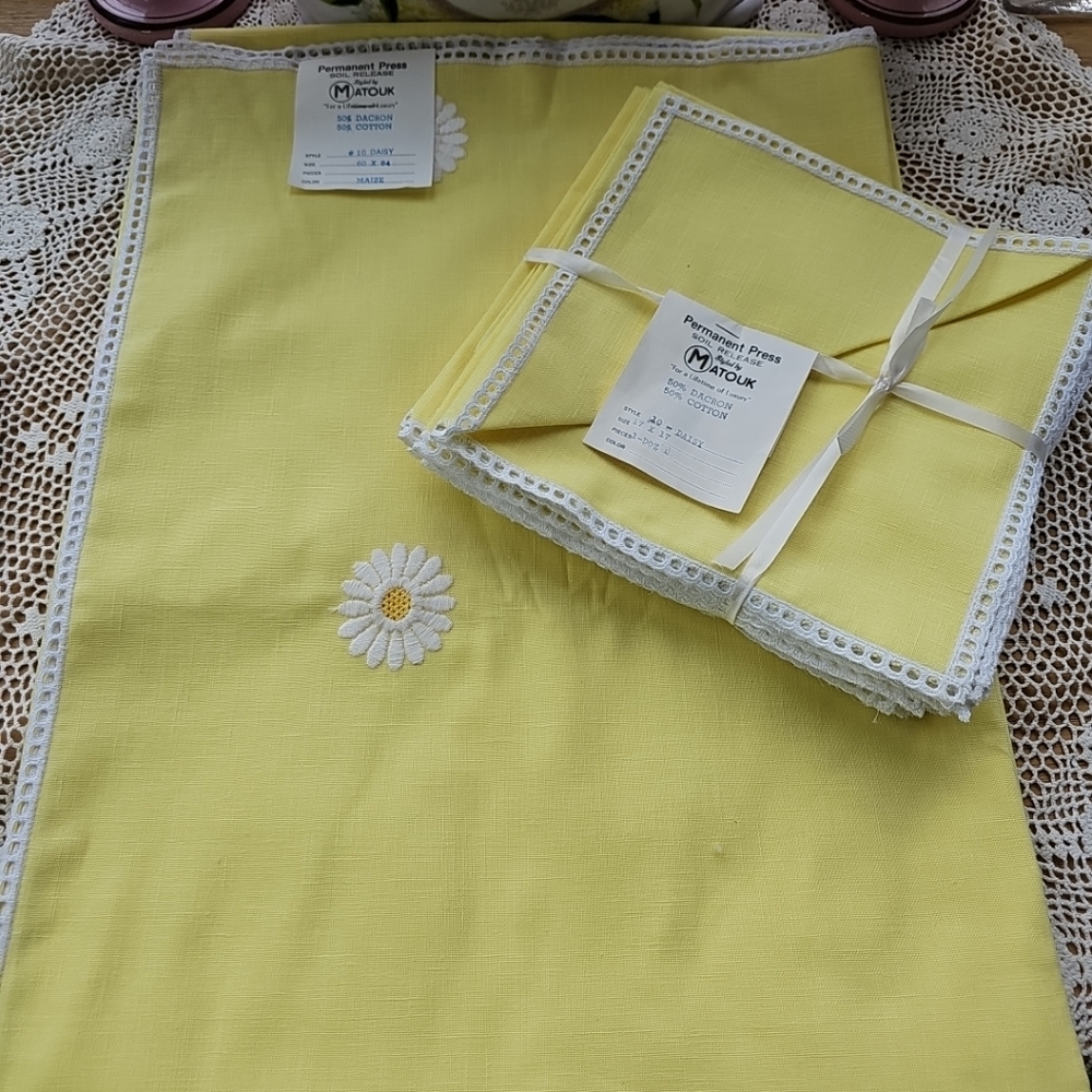 Vintage Tablecloth And 11 Napkins Yellow & White Embroidered Daisy's On...